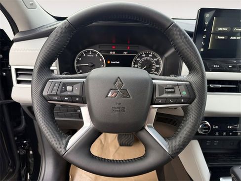 New 2025 Mitsubishi Outlander SE image 16