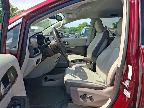 Used 2017 Chrysler Pacifica Touring-L w/ Tire & Wheel Group FWD image 13