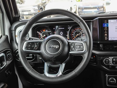Used 2025 Jeep Wrangler Unlimited Sahara AWD/4WD image 15