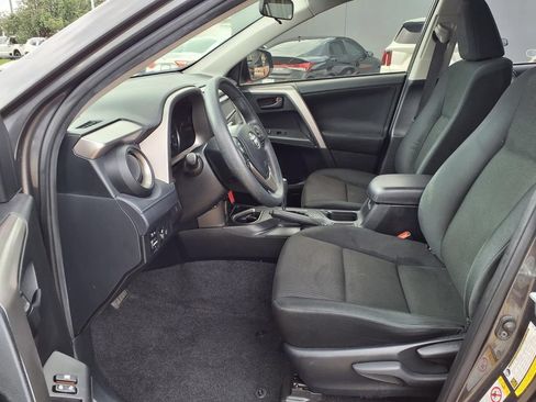 Used 2018 Toyota RAV4 LE FWD image 10