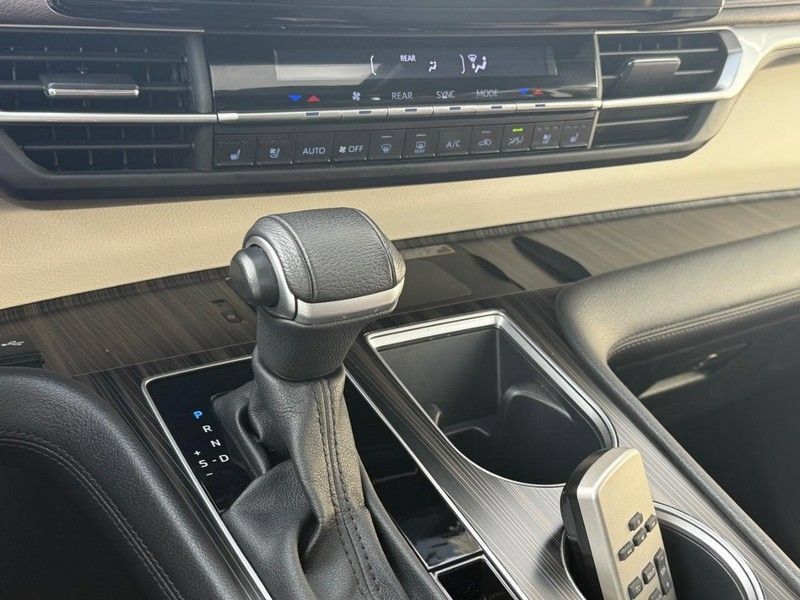 Used 2023 Toyota Sienna Platinum AWD/4WD image 21