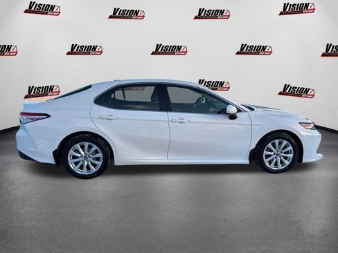 Used 2018 Toyota Camry LE image 4