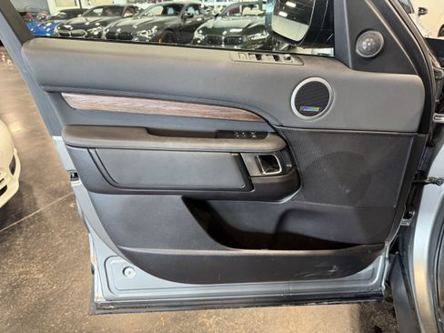 Used 2018 Land Rover Discovery HSE image 12