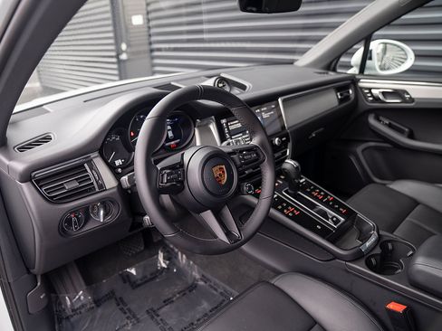 Certified 2026 Porsche Macan AWD/4WD image 4