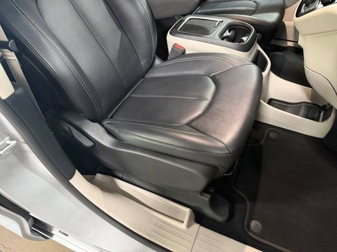 Used 2024 Chrysler Pacifica Touring-L FWD image 19