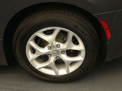 Used 2018 Chrysler Pacifica Touring-L Plus w/ Tire & Wheel Group FWD image 9