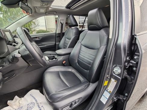 Used 2019 Toyota RAV4 XLE Premium image 11