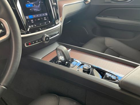 Used 2025 Volvo V60 B5 Cross Country Plus image 41