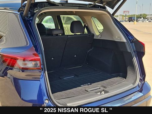 Used 2025 Nissan Rogue SL AWD/4WD image 34