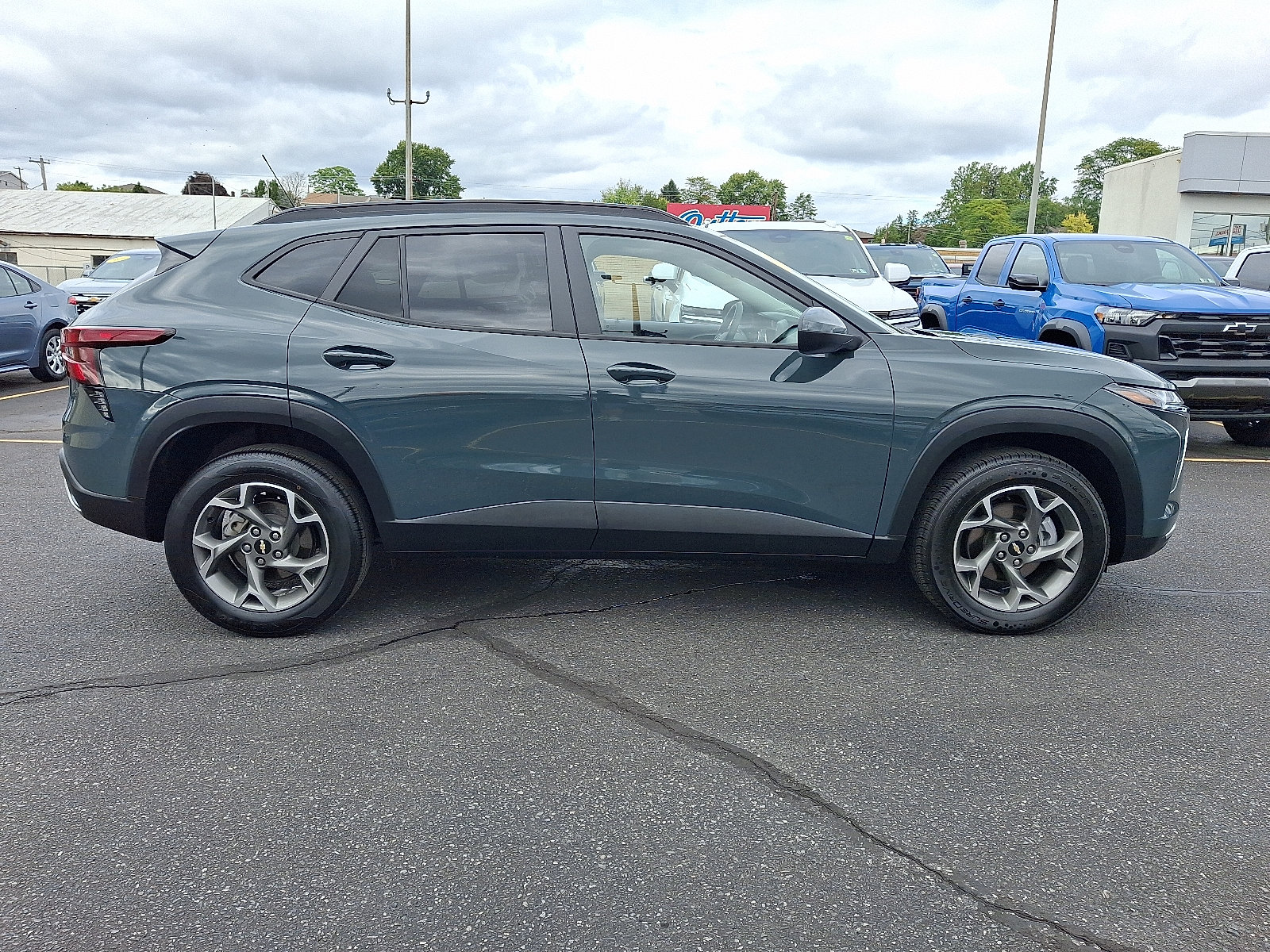 Used 2025 Chevrolet Trax LT FWD image 6