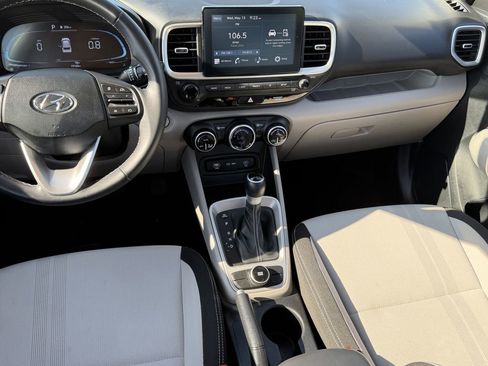 Used 2025 Hyundai Venue SEL FWD image 16