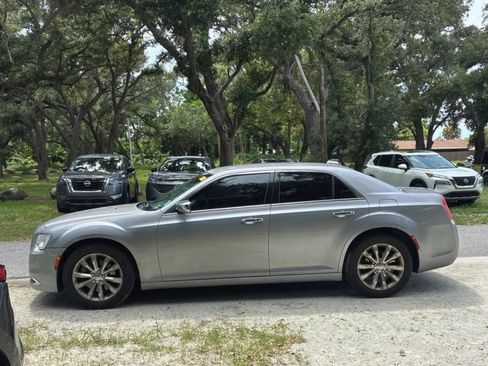 Used 2018 Chrysler 300 Limited AWD/4WD image 2
