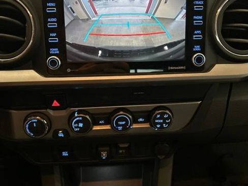 Used 2020 Toyota Tacoma SR5 AWD/4WD image 12