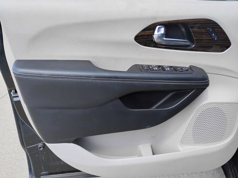 Used 2023 Chrysler Pacifica Limited image 13