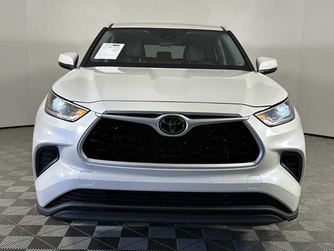 Used 2021 Toyota Highlander L image 3