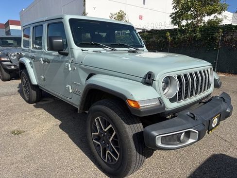 Used 2024 Jeep Wrangler Unlimited Sahara AWD/4WD image 3