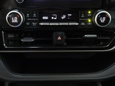 Used 2025 Toyota Highlander LE FWD image 20