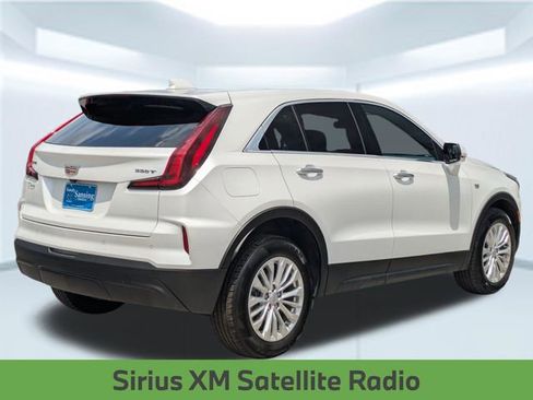 Used 2024 Cadillac XT4 Luxury w/ Cold Weather Package FWD image 6