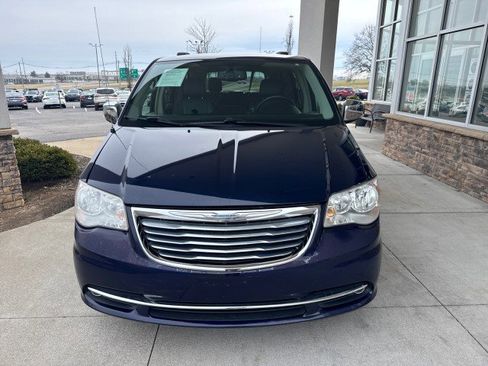 Used 2015 Chrysler Town & Country Touring-L w/ Driver Convenience Group image 3