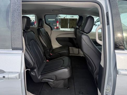 Used 2024 Chrysler Pacifica Touring-L image 16