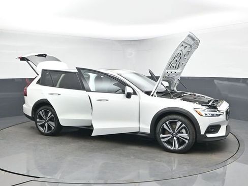 Certified 2025 Volvo V60 B5 Cross Country Plus image 58