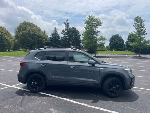 Used 2022 Volkswagen Taos SE w/ Panoramic Sunroof Package AWD/4WD image 4