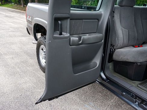 Used 2004 Chevrolet Silverado 2500 LS AWD/4WD image 39