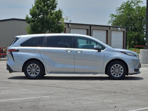 Used 2022 Toyota Sienna LE FWD image 6