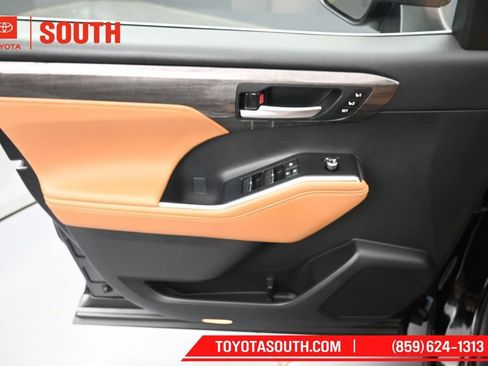 Used 2023 Toyota Highlander Platinum AWD/4WD image 26