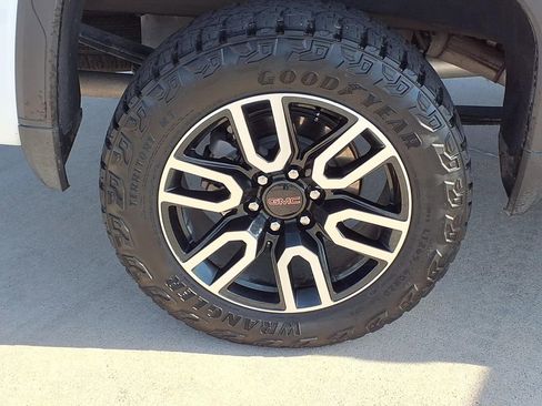 Used 2024 GMC Sierra 1500 AT4 w/ Technology Package AWD/4WD image 9