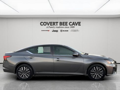 Used 2023 Nissan Altima 2.5 SV image 11