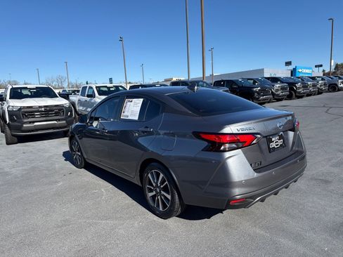 Used 2022 Nissan Versa SV image 5