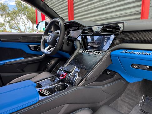 Used 2022 Lamborghini Urus AWD/4WD image 39