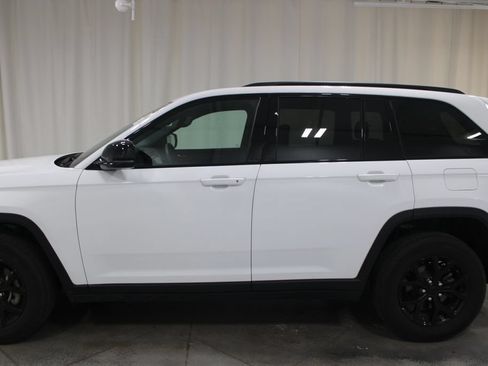 Used 2025 Jeep Grand Cherokee Altitude AWD/4WD image 6
