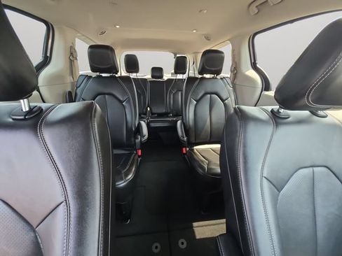 Used 2024 Chrysler Pacifica Touring-L FWD image 14