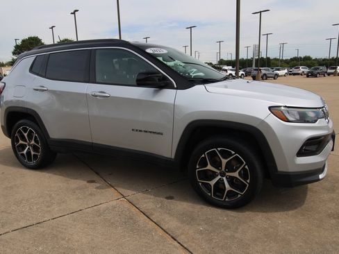 Used 2025 Jeep Compass Limited AWD/4WD image 3