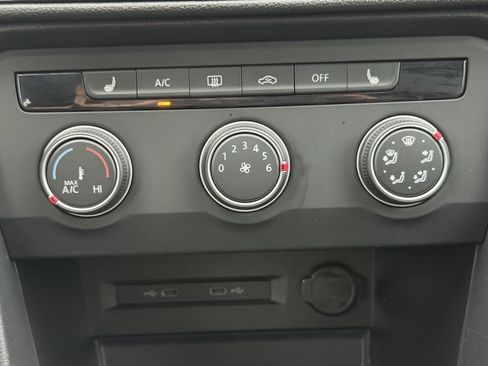 Certified 2022 Volkswagen Taos SE FWD image 23