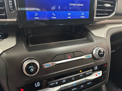 Used 2020 Ford Explorer XLT w/ Equipment Group 202A AWD/4WD image 27