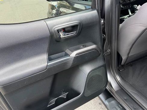 Used 2018 Toyota Tacoma TRD Sport AWD/4WD image 17