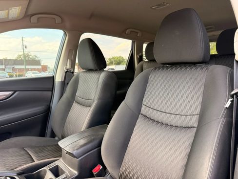 Used 2017 Nissan Rogue SV w/ SV Premium Package FWD image 11