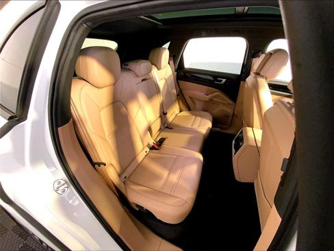 Certified 2023 Porsche Cayenne Platinum Edition AWD/4WD image 23