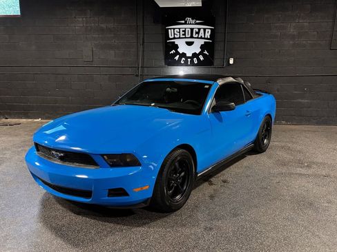 Used 2010 Ford Mustang Convertible RWD image 1