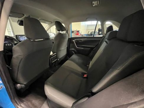 Used 2019 Toyota RAV4 LE w/ Carpet Mat Package AWD/4WD image 15