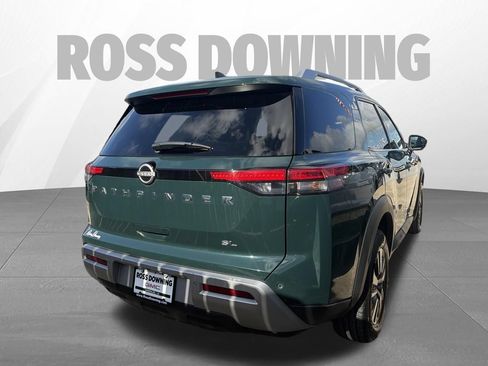 Used 2025 Nissan Pathfinder SL FWD image 4