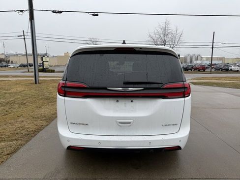 Used 2024 Chrysler Pacifica Limited image 8