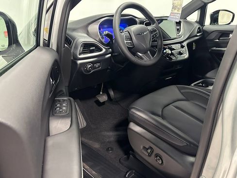 Used 2026 Chrysler Pacifica Select FWD image 24
