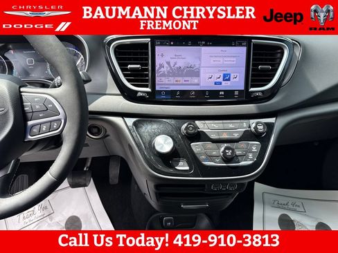 Used 2025 Chrysler Pacifica Select FWD image 17