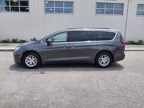 Used 2022 Chrysler Pacifica Touring-L FWD image 6