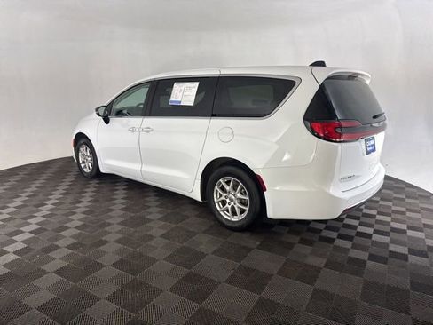 Used 2024 Chrysler Pacifica Touring-L image 9