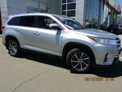 Certified 2019 Toyota Highlander XLE w/ Carpet Mat Package (TMS) AWD/4WD image 1